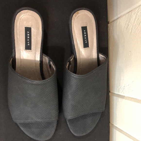 Array Black Low Heel - Picture 2 of 12